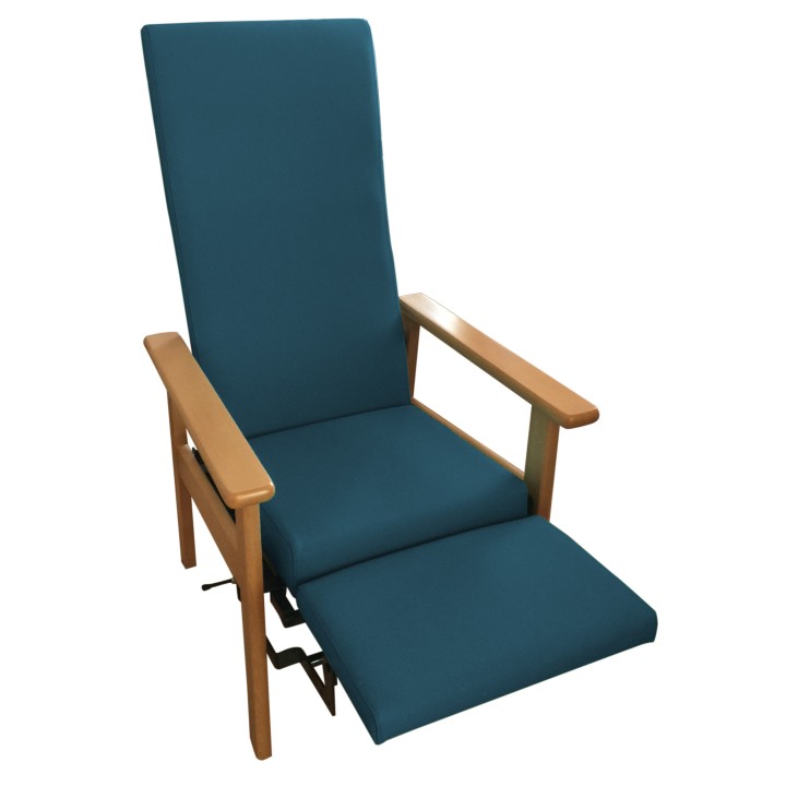 Sillón respaldo alto geriátrico con reposapiernas.