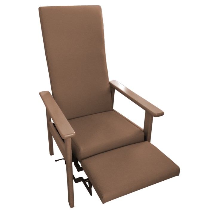 Sillón de madera con respaldo alto y con reposapiernas